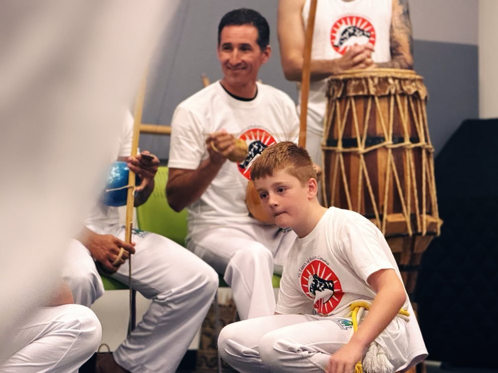A young student at the foot of the berimbau